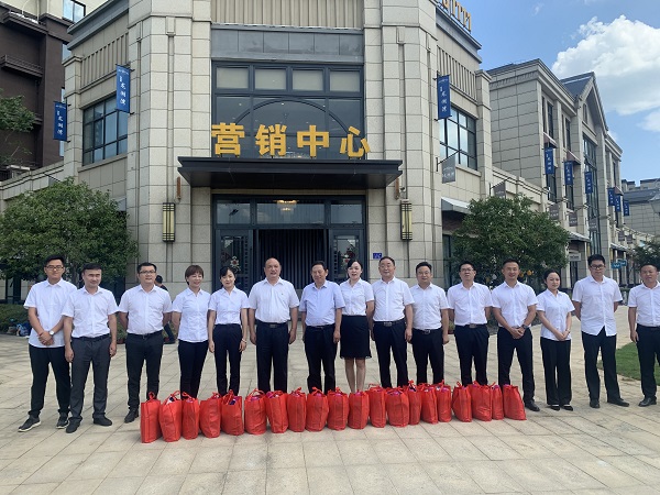 集团工会一行到徽盐地产德阳项目发展“送清冷”慰问活动